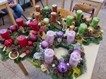 Lichter in der dunklen Jahreszeit - die Adventskränze der SE2