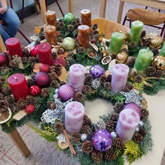 Lichter in der dunklen Jahreszeit - die Adventskränze der SE2